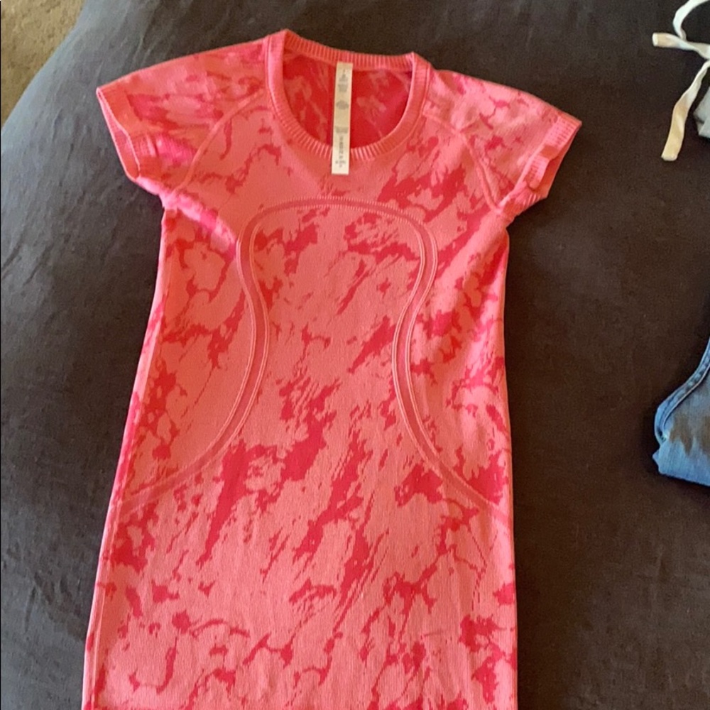 Lululemon pink shirt